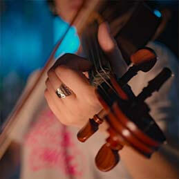 Mujer toca Violín Mujer toca Violín